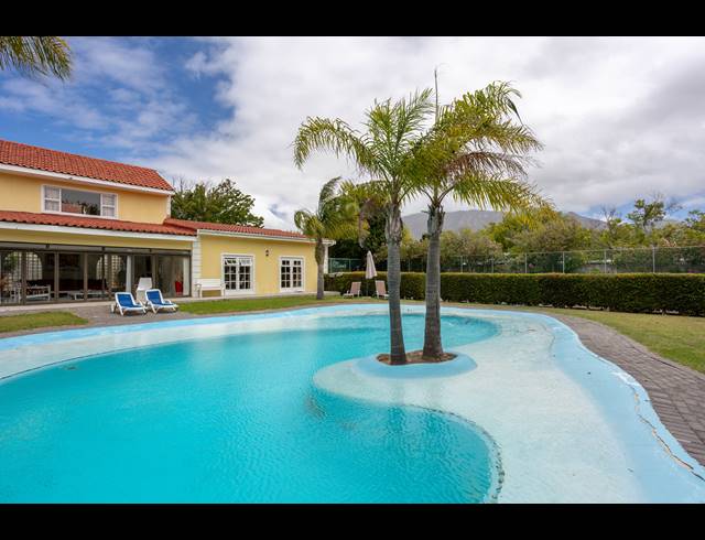 9 BEDROOM HOUSE TO LET IN CONSTANTIA